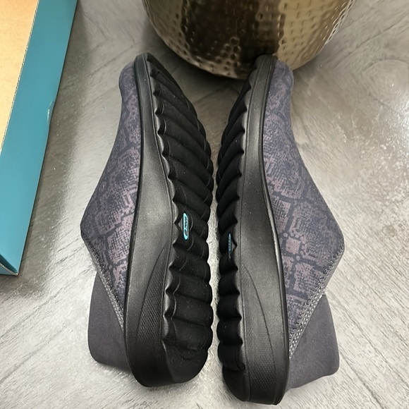 BZees Getaway Slip-On Sneaker (Women) - Picture 8 of 11